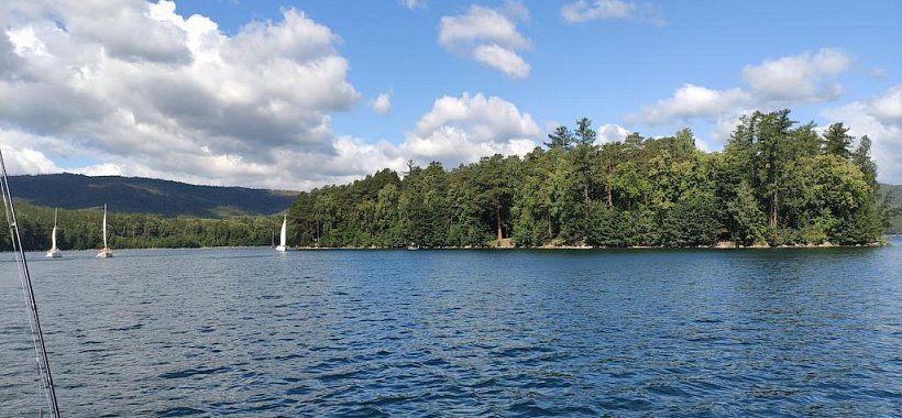 Прогулка на яхте по озеру Тургояк