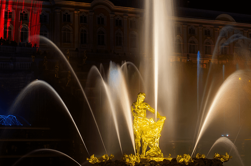 Праздник закрытия фонтанов в Петергофе