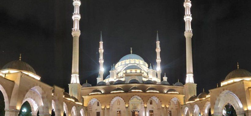 Мечеть Сердце Чечни в ночных огнях