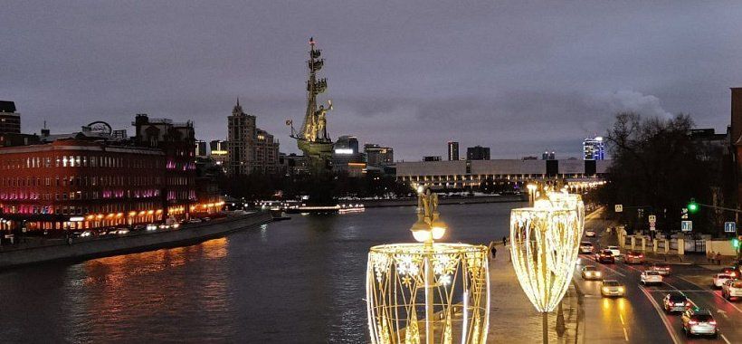 Вид на памятник Петра I в Москве