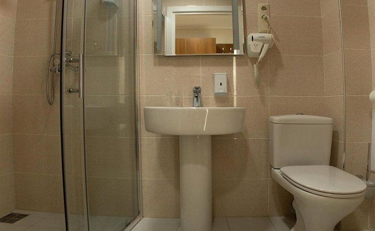 Туалет и душ в номере отель Милот