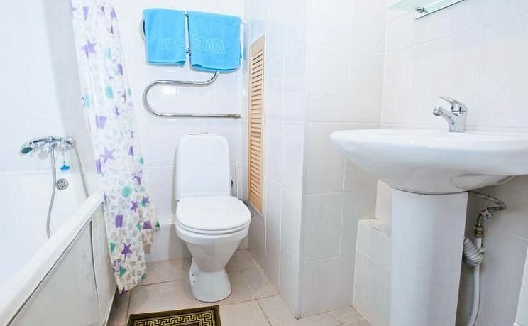 Туалет и душ в номере отеля Волга