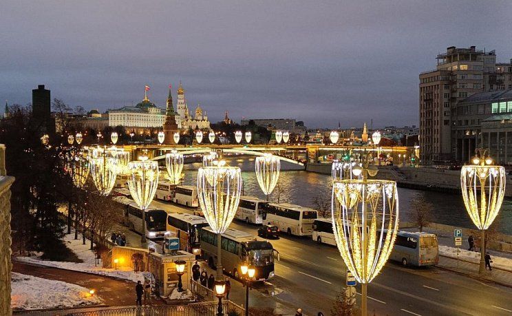 Вид на вечернюю новогоднюю Москву