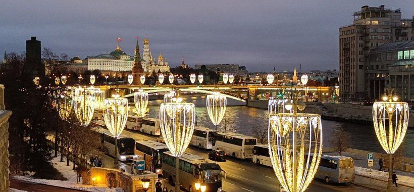 Вид на вечернюю новогоднюю Москву