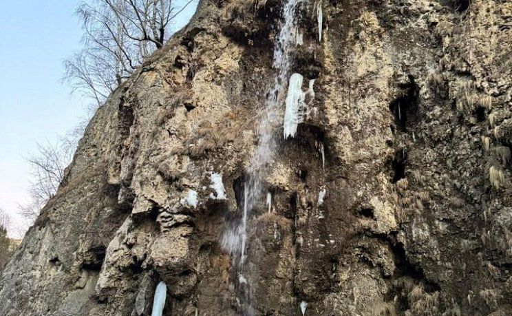 Медовые водопады зимой