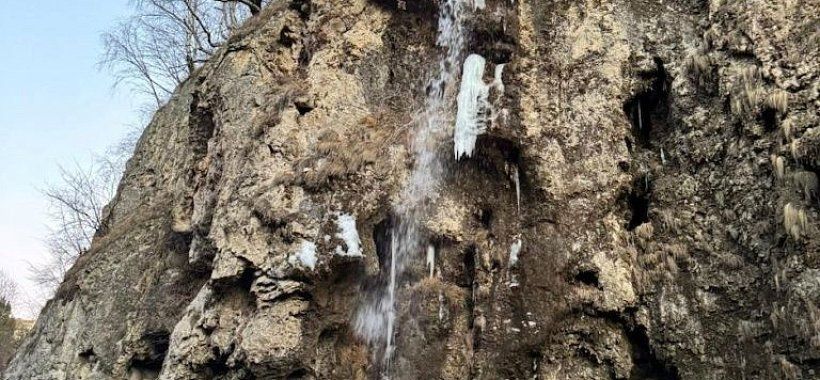 Медовые водопады зимой