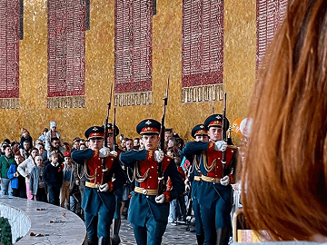 Смена караула в Зале Воинской славы