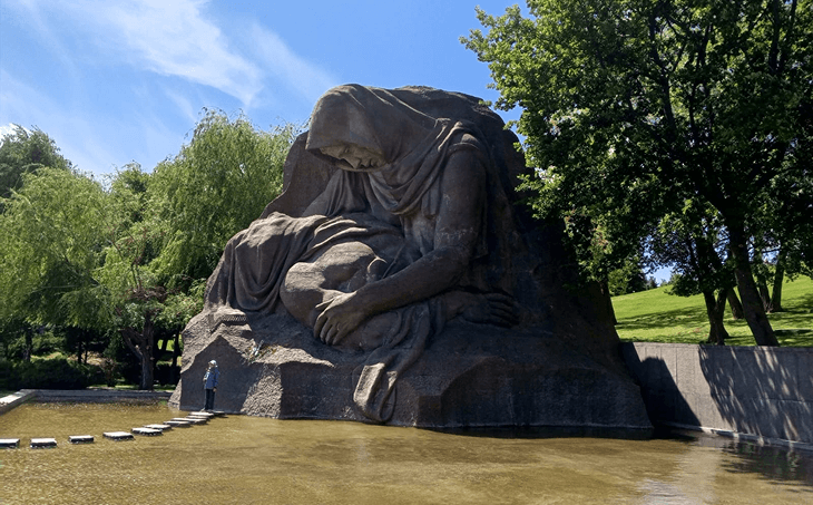 Скульптура Скорбящей матери