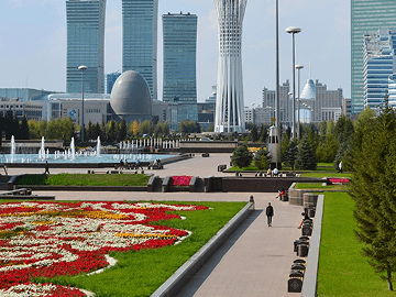 Весенний парк возле Байтерека