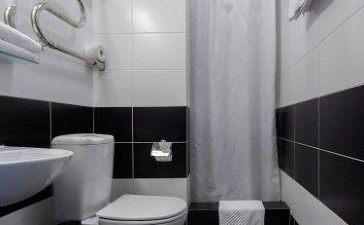 Туалет и душ в номере Неман